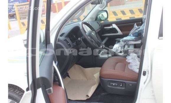 Buy Import Toyota Land Cruiser White Car in Import - Dubai in Dhufar Buy Import Toyota Land Cruiser White Car in Import - Dubai in Dhufar