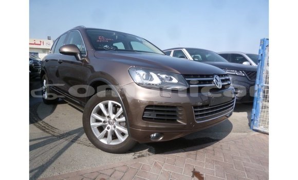 Buy Import Volkswagen Touareg Brown Car in Import - Dubai in Dhufar