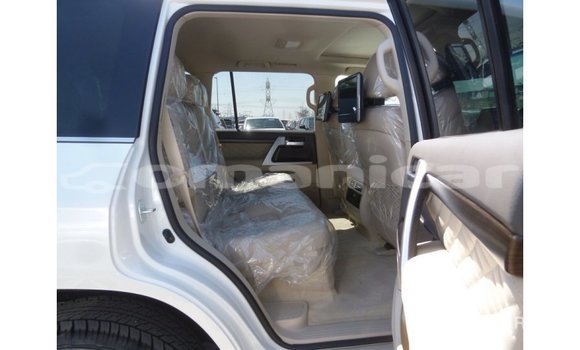 Buy Import Toyota Land Cruiser White Car in Import - Dubai in Dhufar Buy Import Toyota Land Cruiser White Car in Import - Dubai in Dhufar