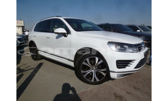 Buy Import Volkswagen Touareg White Car in Import - Dubai in Dhufar
