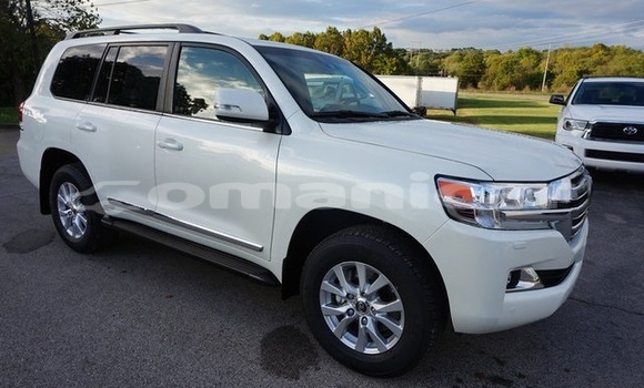 Buy Used Toyota Land Cruiser White Car in Al khuwair in al-Batinah Buy Used Toyota Land Cruiser White Car in Al khuwair in al-Batinah