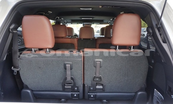 Buy Used Toyota Land Cruiser White Car in Al khuwair in al-Batinah Buy Used Toyota Land Cruiser White Car in Al khuwair in al-Batinah