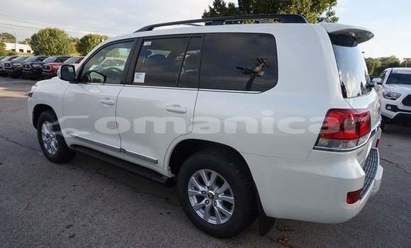 Buy Used Toyota Land Cruiser White Car in Al khuwair in al-Batinah Buy Used Toyota Land Cruiser White Car in Al khuwair in al-Batinah