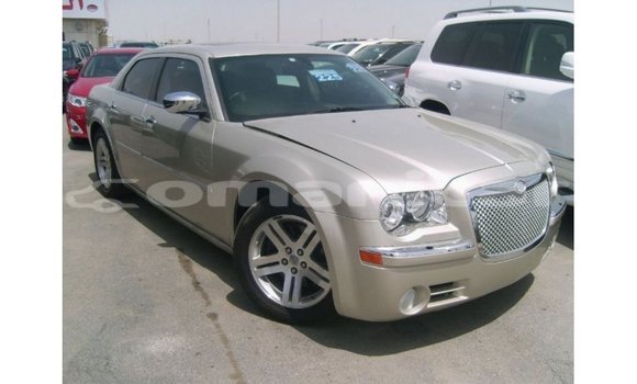 Buy Import Chrysler 300 Beige Car in Import - Dubai in Dhufar
