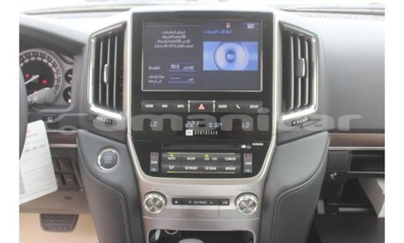 Buy Import Toyota Land Cruiser White Car in Import - Dubai in Dhufar Buy Import Toyota Land Cruiser White Car in Import - Dubai in Dhufar