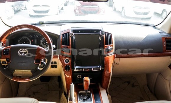 Buy Import Toyota Land Cruiser White Car in Import - Dubai in Dhufar Buy Import Toyota Land Cruiser White Car in Import - Dubai in Dhufar