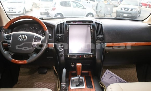 Buy Import Toyota Land Cruiser White Car in Import - Dubai in Dhufar Buy Import Toyota Land Cruiser White Car in Import - Dubai in Dhufar