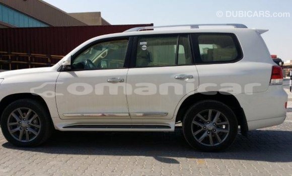 Buy Import Toyota Land Cruiser White Car in Import - Dubai in Dhufar Buy Import Toyota Land Cruiser White Car in Import - Dubai in Dhufar