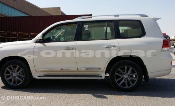 Buy Import Toyota Land Cruiser White Car in Import - Dubai in Dhufar Buy Import Toyota Land Cruiser White Car in Import - Dubai in Dhufar