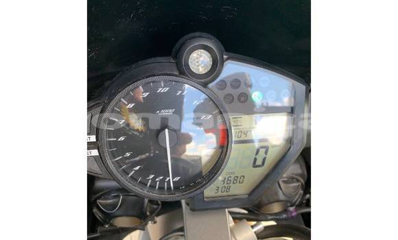 Buy Used Kawasaki Ninja ZX-10R Beige Bike in Muscat in Masqat Buy Used Kawasaki Ninja ZX-10R Beige Bike in Muscat in Masqat