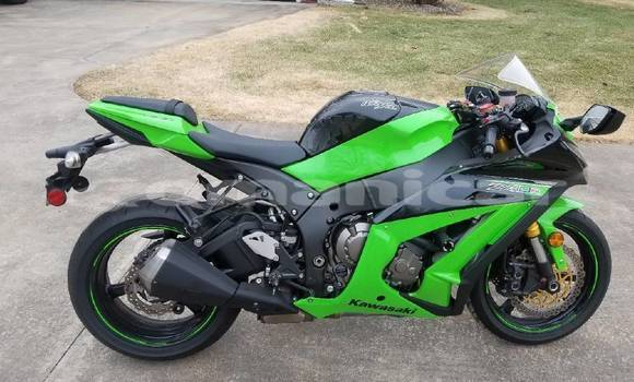 Buy Used Kawasaki Ninja ZX-10R Green Bike in Muscat in Masqat Buy Used Kawasaki Ninja ZX-10R Green Bike in Muscat in Masqat