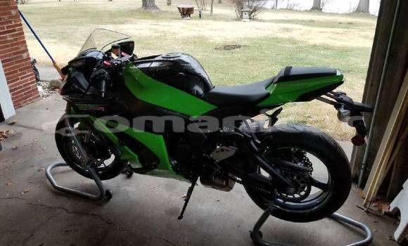 Buy Used Kawasaki Ninja ZX-10R Green Bike in Muscat in Masqat Buy Used Kawasaki Ninja ZX-10R Green Bike in Muscat in Masqat