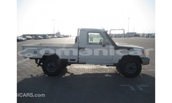 Buy Import Toyota Land Cruiser White Car in Import - Dubai in Dhufar Buy Import Toyota Land Cruiser White Car in Import - Dubai in Dhufar