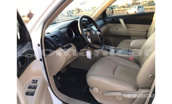 Buy Import Toyota Highlander White Car in Import - Dubai in Dhufar Buy Import Toyota Highlander White Car in Import - Dubai in Dhufar