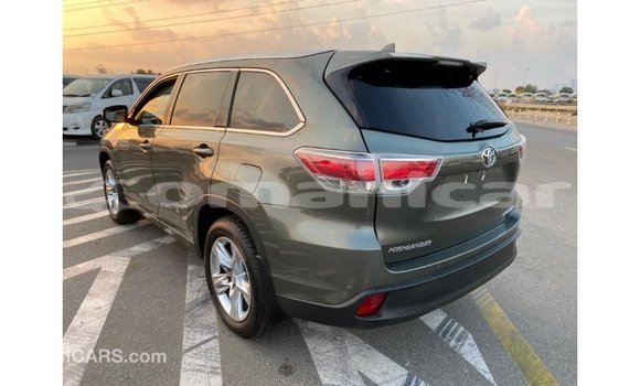 Buy Import Toyota Highlander Green Car in Import - Dubai in Dhufar Buy Import Toyota Highlander Green Car in Import - Dubai in Dhufar