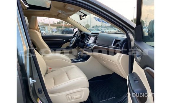Buy Import Toyota Highlander Green Car in Import - Dubai in Dhufar Buy Import Toyota Highlander Green Car in Import - Dubai in Dhufar