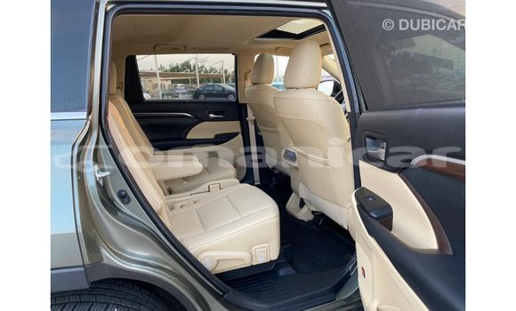 Buy Import Toyota Highlander Green Car in Import - Dubai in Dhufar Buy Import Toyota Highlander Green Car in Import - Dubai in Dhufar