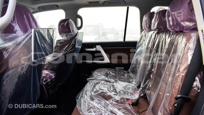 Big with watermark toyota land cruiser dhufar import dubai 2231