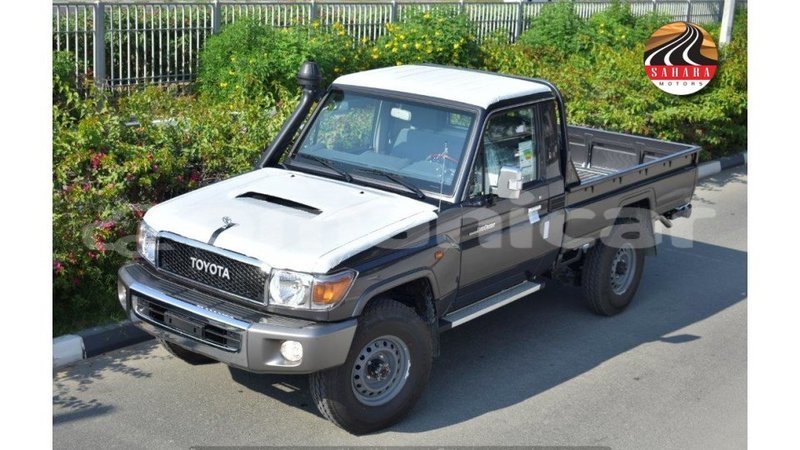 Big with watermark toyota land cruiser dhufar import dubai 2274