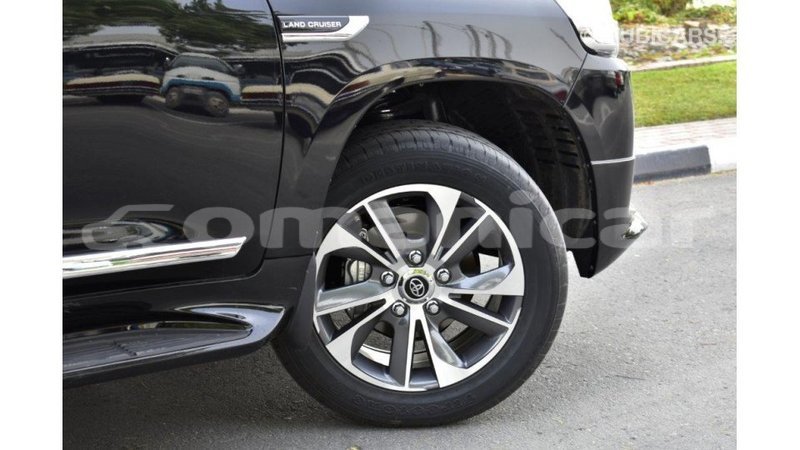 Big with watermark toyota land cruiser dhufar import dubai 2279