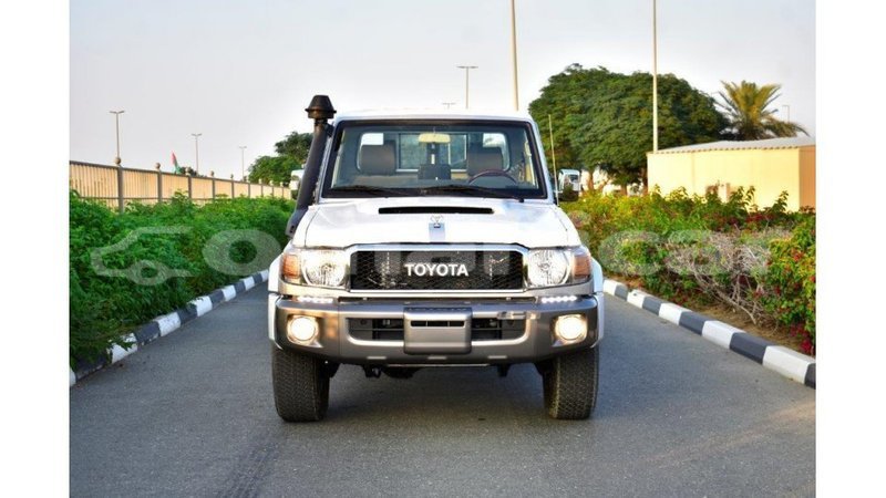 Big with watermark toyota land cruiser dhufar import dubai 2288