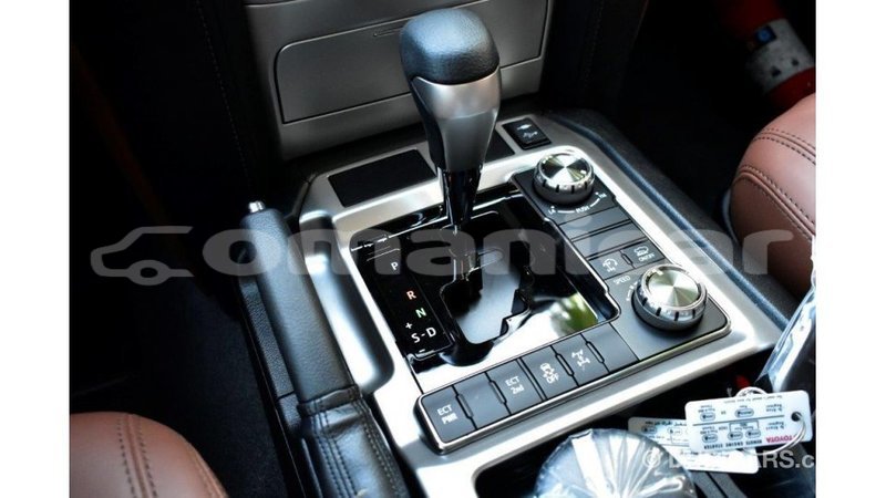 Big with watermark toyota land cruiser dhufar import dubai 2304