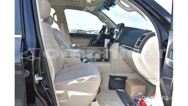 Big with watermark toyota land cruiser dhufar import dubai 2305