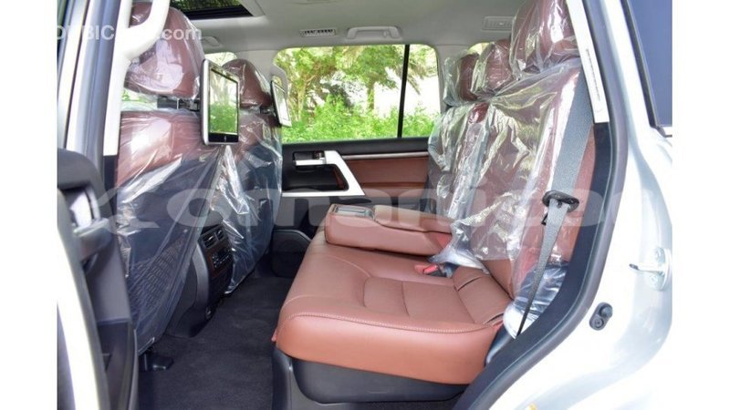Big with watermark toyota land cruiser dhufar import dubai 2307