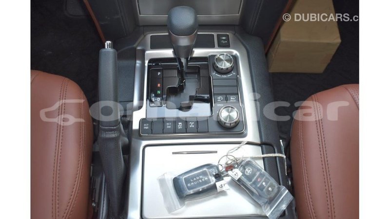 Big with watermark toyota land cruiser dhufar import dubai 2322