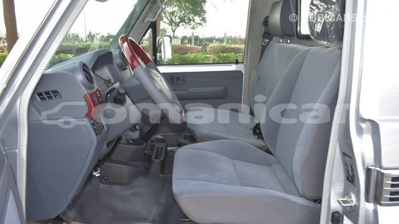 Big with watermark toyota land cruiser dhufar import dubai 2325