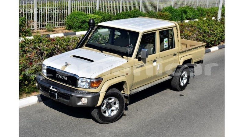 Big with watermark toyota land cruiser dhufar import dubai 2332