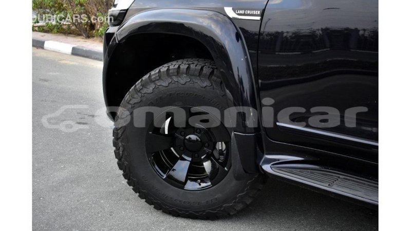 Big with watermark toyota land cruiser dhufar import dubai 2339