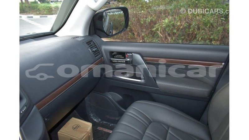 Big with watermark toyota land cruiser dhufar import dubai 2339