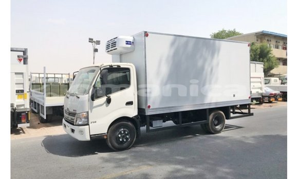 Buy Import Hino 300 Series White Truck in Import - Dubai in Dhufar