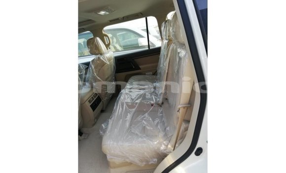 Buy Import Toyota Land Cruiser White Car in Import - Dubai in Dhufar Buy Import Toyota Land Cruiser White Car in Import - Dubai in Dhufar