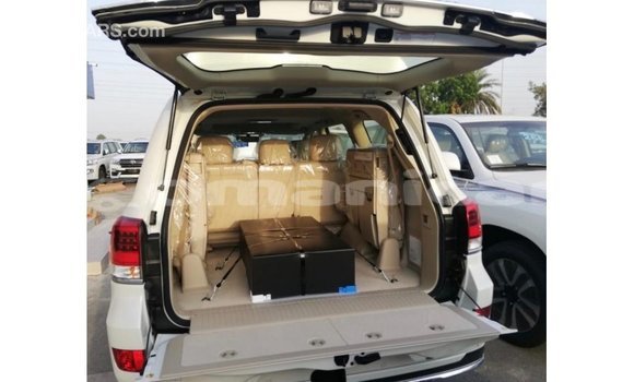 Buy Import Toyota Land Cruiser White Car in Import - Dubai in Dhufar Buy Import Toyota Land Cruiser White Car in Import - Dubai in Dhufar