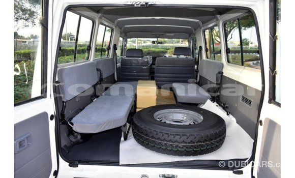 Buy Import Toyota Land Cruiser White Car in Import - Dubai in Dhufar Buy Import Toyota Land Cruiser White Car in Import - Dubai in Dhufar