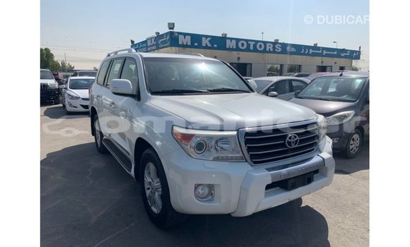 Buy Import Toyota Land Cruiser White Car in Import - Dubai in Dhufar Buy Import Toyota Land Cruiser White Car in Import - Dubai in Dhufar