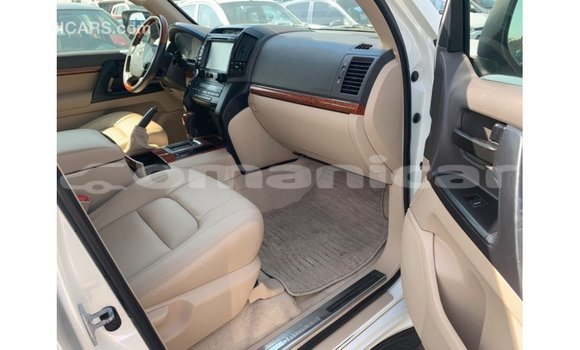 Buy Import Toyota Land Cruiser White Car in Import - Dubai in Dhufar Buy Import Toyota Land Cruiser White Car in Import - Dubai in Dhufar