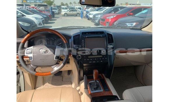 Buy Import Toyota Land Cruiser White Car in Import - Dubai in Dhufar Buy Import Toyota Land Cruiser White Car in Import - Dubai in Dhufar