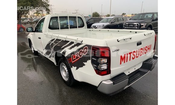 Buy Import Mitsubishi L200 White Car in Import - Dubai in Dhufar Buy Import Mitsubishi L200 White Car in Import - Dubai in Dhufar
