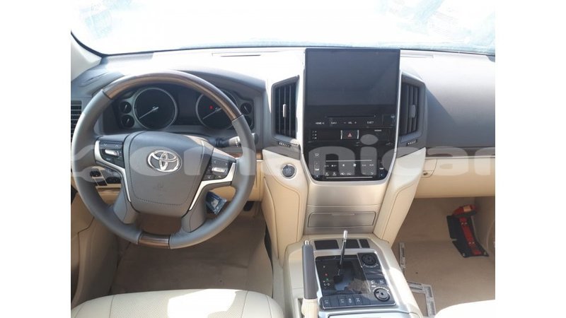 Big with watermark toyota land cruiser dhufar import dubai 2591