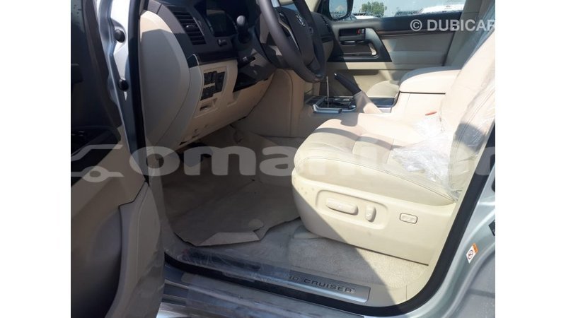 Big with watermark toyota land cruiser dhufar import dubai 2591