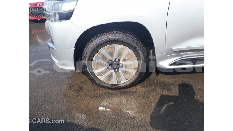 Big with watermark toyota land cruiser dhufar import dubai 2591