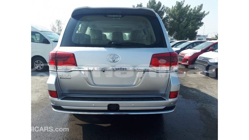 Big with watermark toyota land cruiser dhufar import dubai 2591