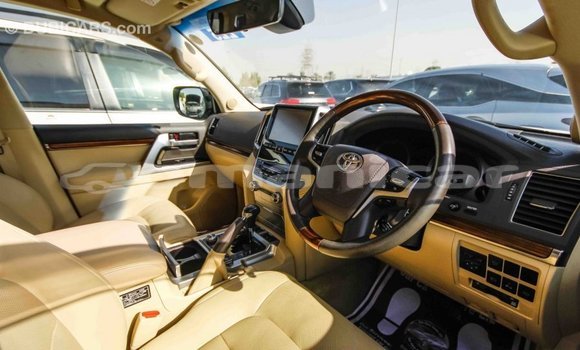Buy Import Toyota Land Cruiser White Car in Import - Dubai in Dhufar Buy Import Toyota Land Cruiser White Car in Import - Dubai in Dhufar