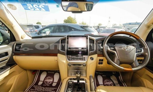 Buy Import Toyota Land Cruiser White Car in Import - Dubai in Dhufar Buy Import Toyota Land Cruiser White Car in Import - Dubai in Dhufar