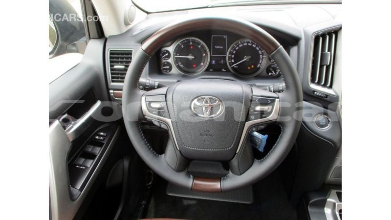 Big with watermark toyota land cruiser dhufar import dubai 2641