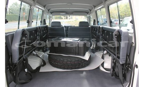 Buy Import Toyota Land Cruiser White Car in Import - Dubai in Dhufar Buy Import Toyota Land Cruiser White Car in Import - Dubai in Dhufar