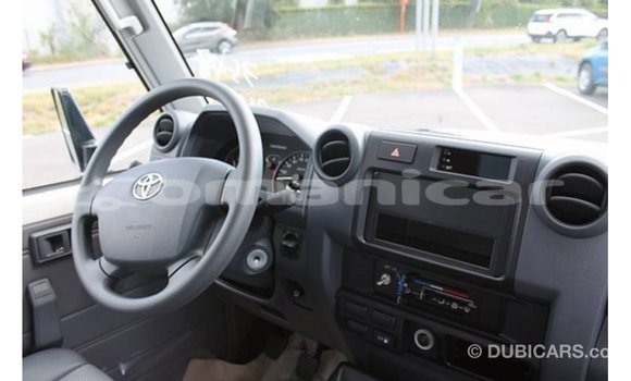 Buy Import Toyota Land Cruiser White Car in Import - Dubai in Dhufar Buy Import Toyota Land Cruiser White Car in Import - Dubai in Dhufar